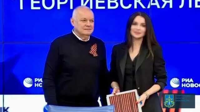 Поддерживает агрессию: Жительнице Закарпатья объявили подозрение за участие в эфирах с Киселевым