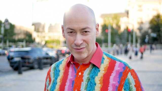 Гордон потроллил держащегося за стол Путина украинской клизмой