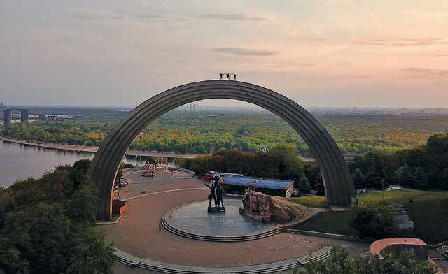 В Киеве декоммунизировали арку Дружбы народов: теперь это Арка Свободы украинского народа