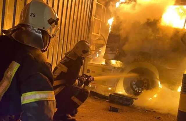 В Киеве ночью горели два грузовых автомобиля