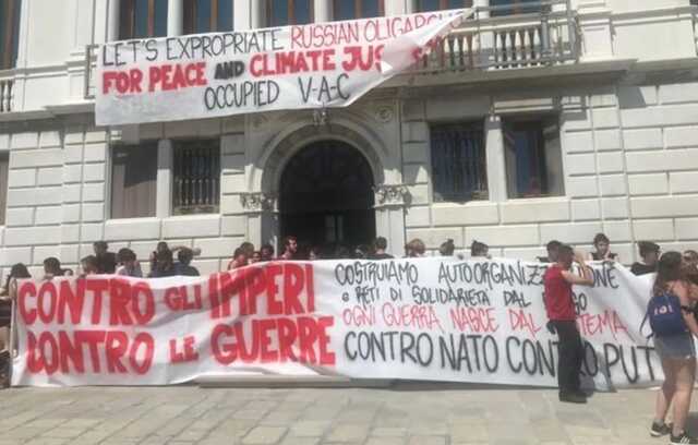 В Венеции активисты захватили дворец российского олигарха, который попал под санкции