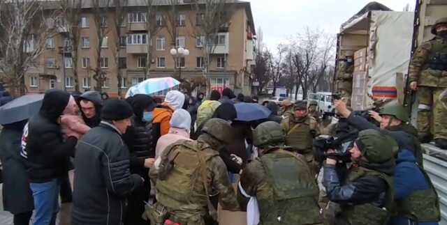 В Херсонской области оккупанты раздают "гуманитарку" 5-летней давности