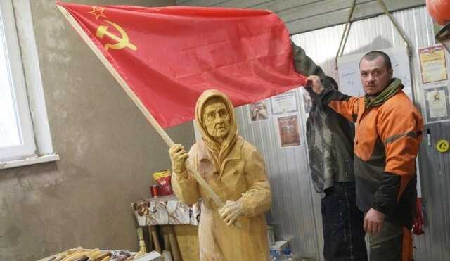 "Хотела позвонить Путину". "Бабушка с красным флагом" объяснила, зачем так встречала ВСУ