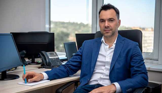 Арестович мыл авто на заправке и сказал, что его "выгнали из ОП"