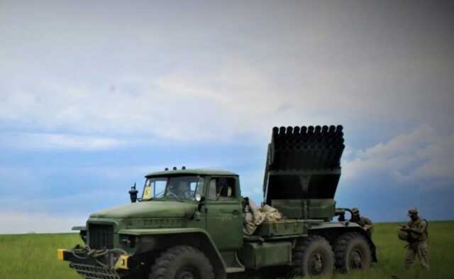 Украинские артиллеристы метким ударом высадили в воздух вражескую гаубицу