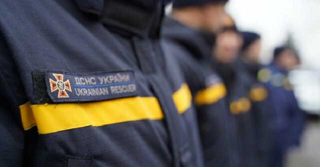 В Киеве спасатели вывели мужчину из горящей квартиры