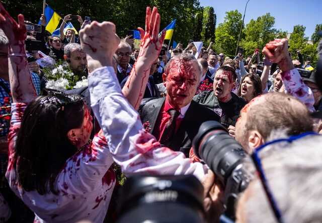 Украинка, облившая краской посла РФ, покинула Варшаву: ее угрожали убить