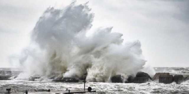 Шторм не позволяет российским военным проводить активные действия в Черном море