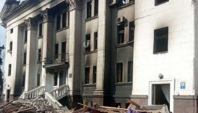 Стало известно, куда россияне два дня подряд вывозят тела погибших в драмтеатре Мариуполя