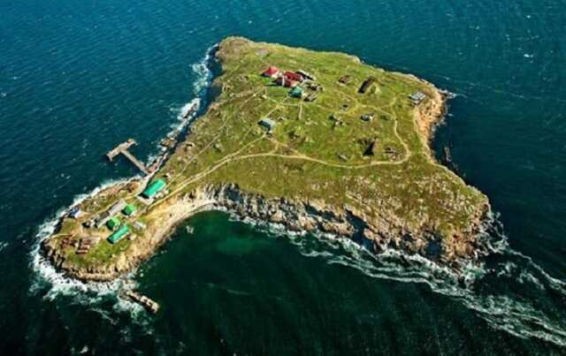 Не дает шторм. Российские военные пытаются укрепиться на Змеином