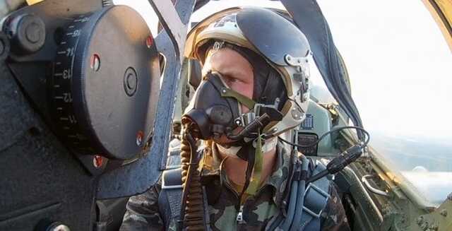 Доставляли еду и воду. Зеленский рассказал о летчиках, которые летали на "Азовсталь"