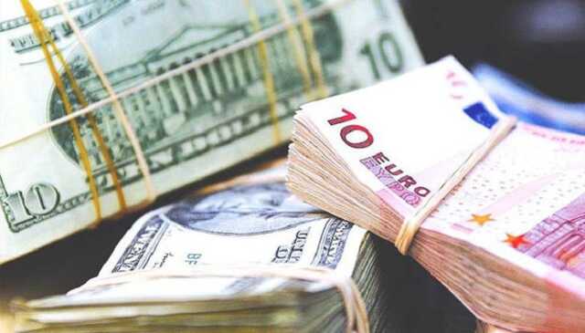 В Украине "отпустили" наличный курс доллара и евро