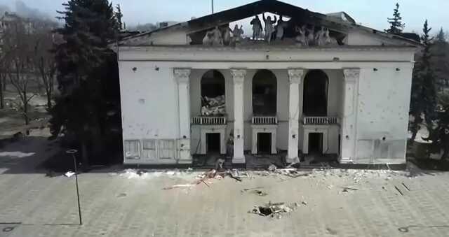 Праздник на костях: оккупанты провели экскурсию внутри Драмтеатра в Мариуполе