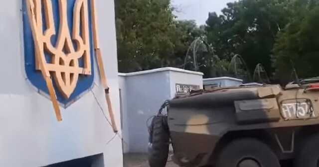 Окупанти зірвали Герб України з монумента на Алеї Героїв у Херсоні