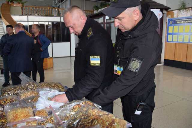 Из Украины пытались контрабандой вывезти партию изделий из янтаря