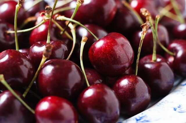 В Киеве мужчина отравился импортными черешнями, купленными на рынке