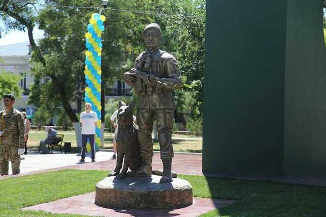 Памятник воинам-пограничникам всех поколений / фото Херсонской ОГА
