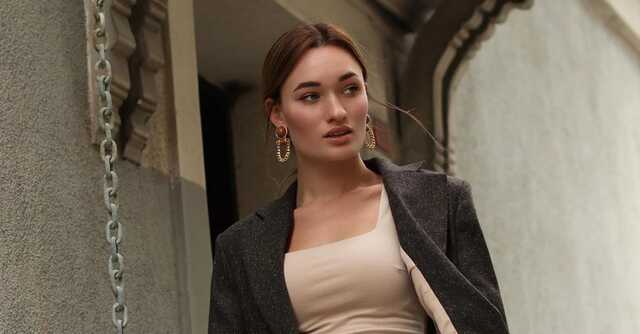 Украинская блогерша рекламирует платье на фоне разрушенных домов