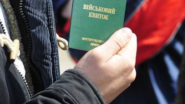 Неочікуваний "подарунок": в Києві біля метро почали роздавати повістки
