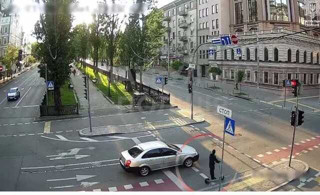 В центре Киева мужчина на самокате нарушил ПДД и попал под колеса легковушки