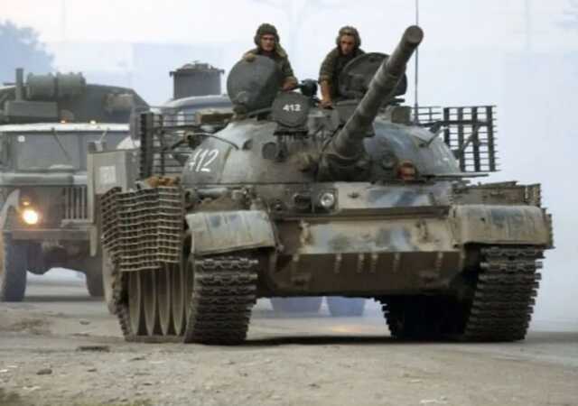 50-летний "металлолом": оккупанты пригнали на Херсонщину эшелон расконсервированных танков