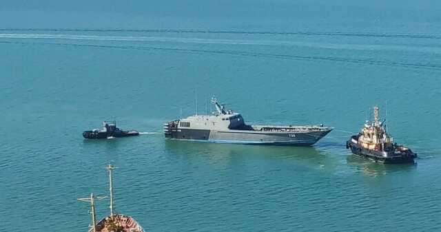 В Севастопольской бухте буксируют десантный катер, ранее замеченный у острова Змеиный