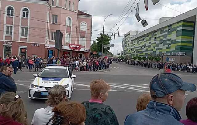 Прийшли цілими сім’ями: у Вінниці тисячі людей навколішки зустріли загиблих бійців КОРДу