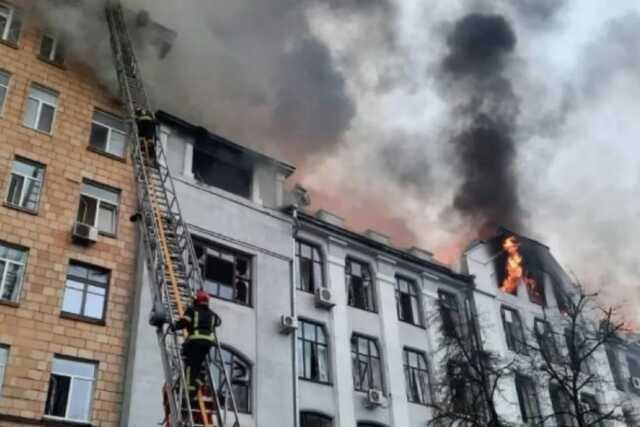 Войска РФ обстреляли Харьков: вспыхнул пожар