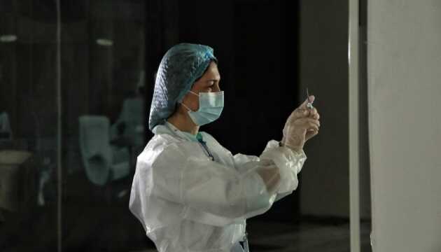 В Украине продолжается вакцинация от коронавируса, но ее темпы резко упали