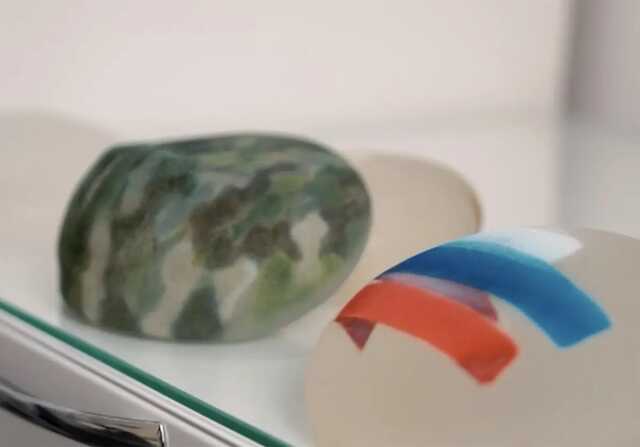 В РФ пластический хирург предлагает «патриоткам» импланты с триколором и камуфляжем