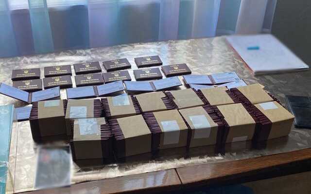 В Киеве массово продавали поддельные журналистские удостоверения