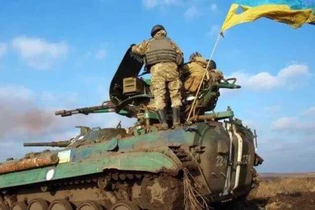 "Двойной трофей": Харьковская терроборона завладела БМП оккупантов и отбуксировала ею трофейный танк