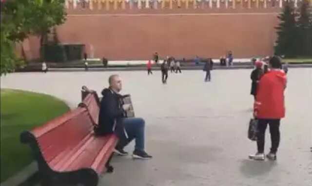 Под стенами Кремля мужчина сыграл «Ой у лузі червона калина»