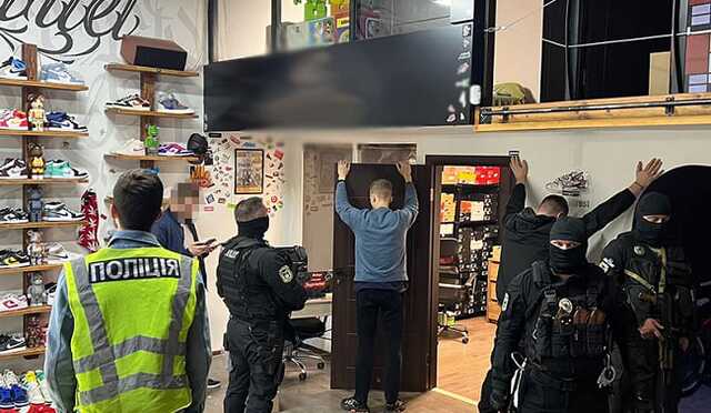 В Киеве наркопритон работал под видом магазина одежды