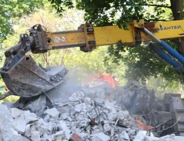 На харьковской Салтовке начали разбирать завалы в поврежденной обстрелами 9-этажке