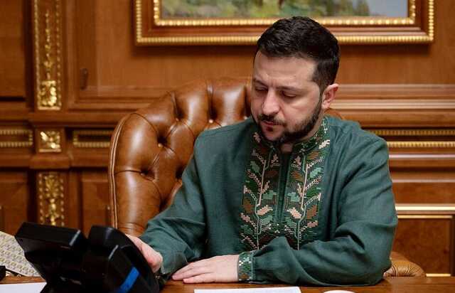 Вышиванку Зеленского продали в США за $100 тысяч: деньги передадут на помощь Украине