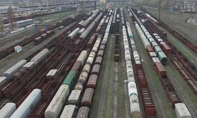 Пропагандисты РФ заявили о «танках» на обстрелянном ракетами ДВРЗ. В «Укрзализныце» отреагировали