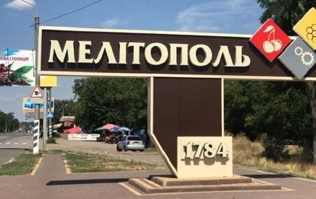 Падлы, ваши руззкие: В Мелитополе любительницу «русского мира» пенсионер забросал яйцами