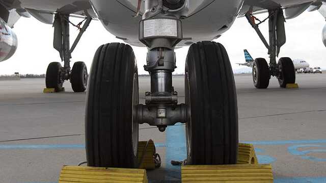 В аэропорту Сочи у самолета при посадке загорелась стойка шасси