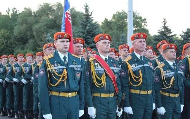 В Беларуси спасателями МЧС выдают оружие, объясняя это нормами Женевской конвенции