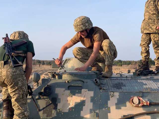 Работа артиллерийского подразделения 79-й бригады: пылают подбитые российские БМП, детонирует боекомплект