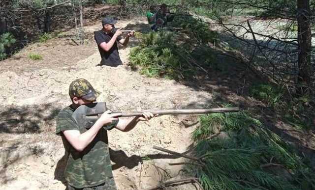 В Беларуси подростков учили стрелять из лопат: появились эпичные фото с учений