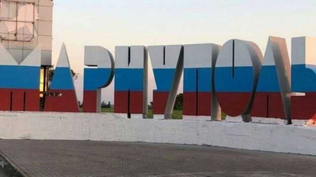 Оккупанты перекрасили стелу Мариуполя и повесили портрет Захарченко