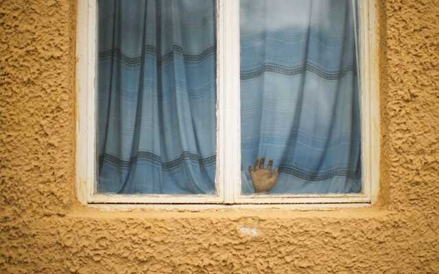 В Житомире с третьего этажа дома выпал ребенок