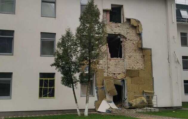 Российские оккупанты уничтожили базу Международной теннисной академии под Киевом