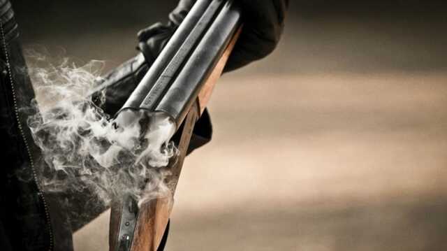 На Киевщине из-за невымытой посуды мужчина выстрелил жене в лицо