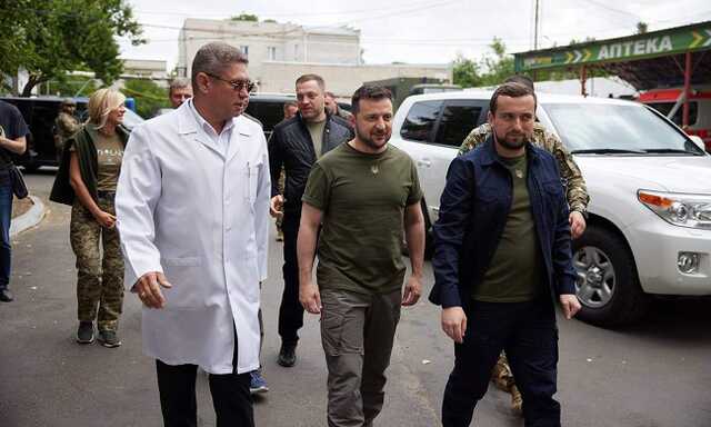 Героические люди: Зеленский в Николаеве посетил больницу скорой помощи