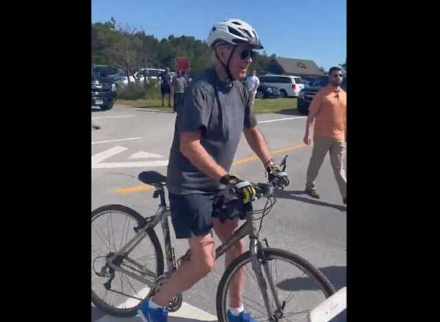 Во время велопрогулки Байден упал с велосипеда