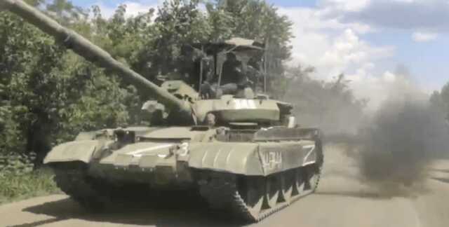 Колонна российских Т-62 с "мангалами" на башне замечена в районе Попасной