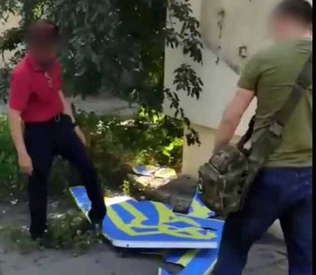 Жителю Харьковской области вручили подозрение за надругательство над гербом